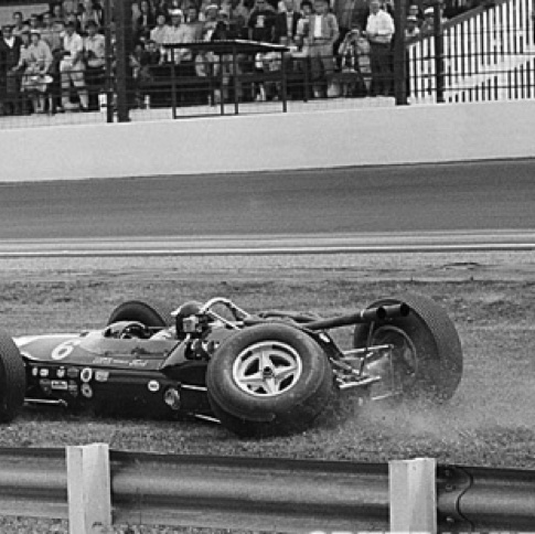 La suspension de la Lotus 34 vient de lacher suite aux vibrations dûes aux pneux Dunlop...